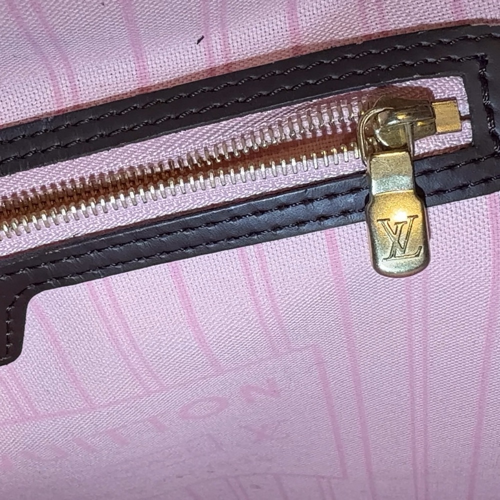 Louis Vuitton Neverfull MM (Rose Ballerine Interior) - Picture 6 of 11